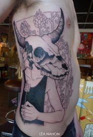 侧肋令人难以置信的黑色人体和鹿头骨纹身图案