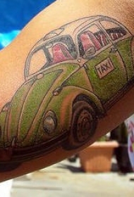 手臂上的大众绿色出租车纹身图案