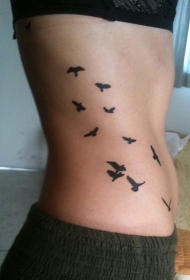 腰部黑色的鸟群纹身图案