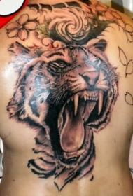 背部写实的彩色咆哮虎和花朵纹身图案