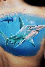 写实风格彩色的大锤头鲨背部纹身图案