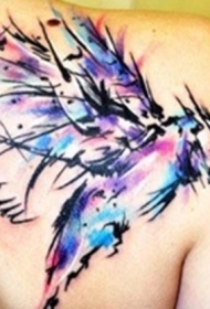背部多彩个性的小鸟纹身图案