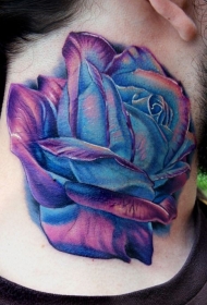 脖子上有美丽的蓝色玫瑰纹身图案