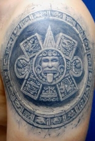大臂漂亮的阿兹特克石头太阳神纹身图案