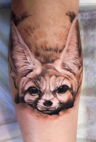 手臂非常写实的小婴儿狐狸纹身图案