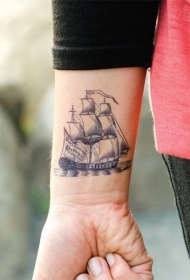 手腕黑色帆船个性纹身图案