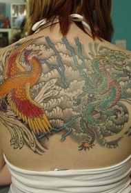 女生背部彩色亚洲风格龙和凤凰纹身图案