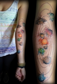 手臂彩色的太阳系小行星纹身图案