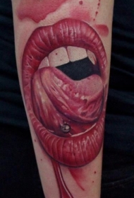 手臂可怕的彩色血腥嘴与舌头纹身图案
