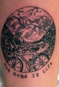 手臂黑色线条山区公路自行车和字母纹身图案