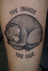 可爱的小熊睡觉字母纹身图案