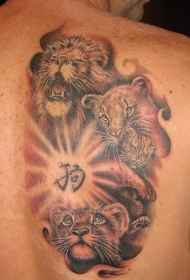 背部狮子全家福和汉字纹身图案