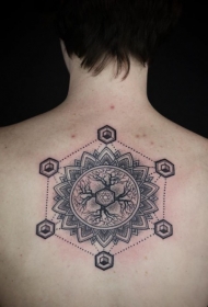 背部黑色神秘的部落装饰花卉纹身图案