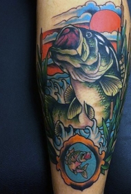 美丽的五彩大鱼在水中纹身图案