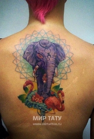 背部幻想彩色大象与火烈鸟和花朵纹身图案
