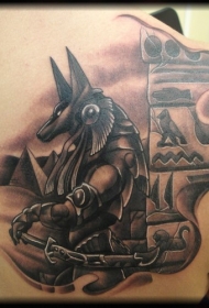 背部黑白诶及金字塔与神像纹身图案