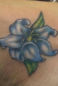 美丽的蓝色花朵纹身图案