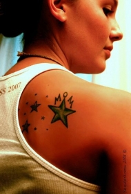 女生背部星星与字母纹身图案