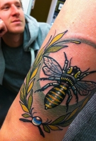 手臂彩色的蜜蜂和树叶纹身图案