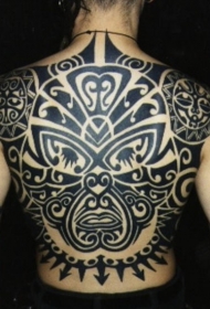 男性背部黑色的毛利部图腾纹身图案
