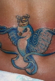 蓝色的燕子和皇冠纹身图案