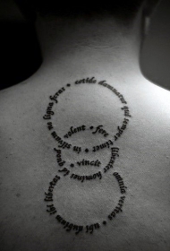 背部圆形的字母组合纹身图案