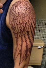 大臂黑白的大翅膀纹身图案