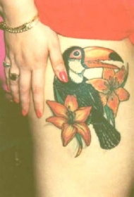 大腿彩色的鹦鹉与百合花纹身图案