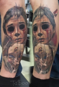 小腿彩色的恐怖风格男孩与箭头面具纹身图案