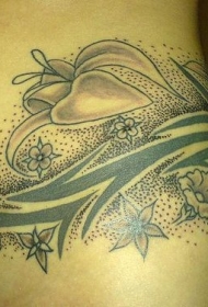 腹部美丽的花朵点刺纹身图案