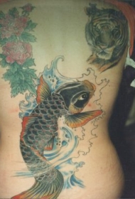 背部逼真的锦鲤鱼与花朵老虎纹身图案
