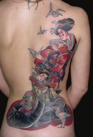 背部亚洲风格的五彩艺妓和千纸鹤纹身图案