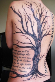 背部树与英文字母黑灰纹身图案