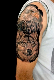 手臂彩绘好看的鹰和狼头纹身图案