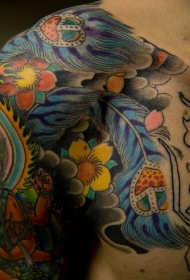 半甲蓝色羽毛和鲜花彩绘纹身图案