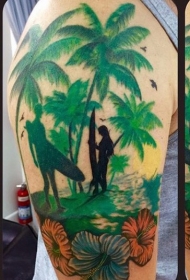 大臂丰富多彩的冲浪者与棕榈树纹身图案