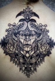 背部雕刻风格黑色线条鸟类蛇和神秘脸纹身图案