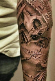 墨西哥风格的黑白亲吻骷髅手臂纹身图案