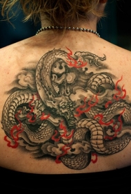 背部奇妙的黑白龙与火焰纹身图案
