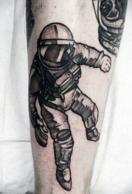 手臂黑色的宇航员个性纹身图案