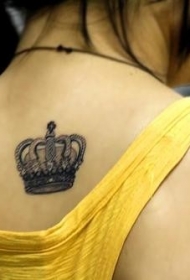 优雅的皇冠背部纹身图案