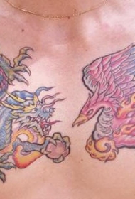 胸部彩色的凤凰与亚洲龙纹身图案