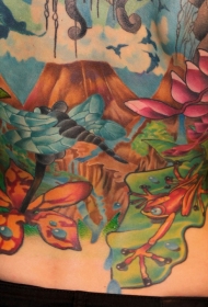 背部彩色的丛林与鲜花和青蛙纹身图案