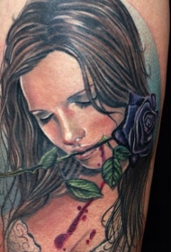 大腿戏剧风格彩绘女人与紫罗兰玫瑰纹身图案
