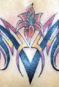 腰部彩色部落藤蔓与红色花朵纹身图案