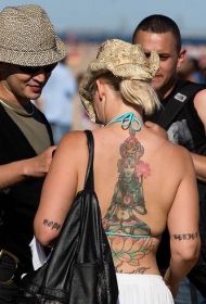 女生背部佛像与莲花座彩色纹身图案