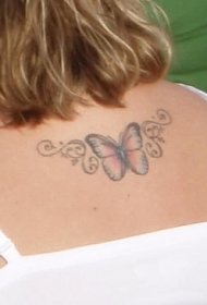 女生背部彩色的蝴蝶藤蔓纹身图案