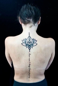 背部非常漂亮的黑色莲花字母纹身图案
