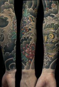 手臂亚洲东方式彩色嘎巴拉与菊花纹身图案