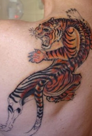 背部彩色的爬行虎纹身图案